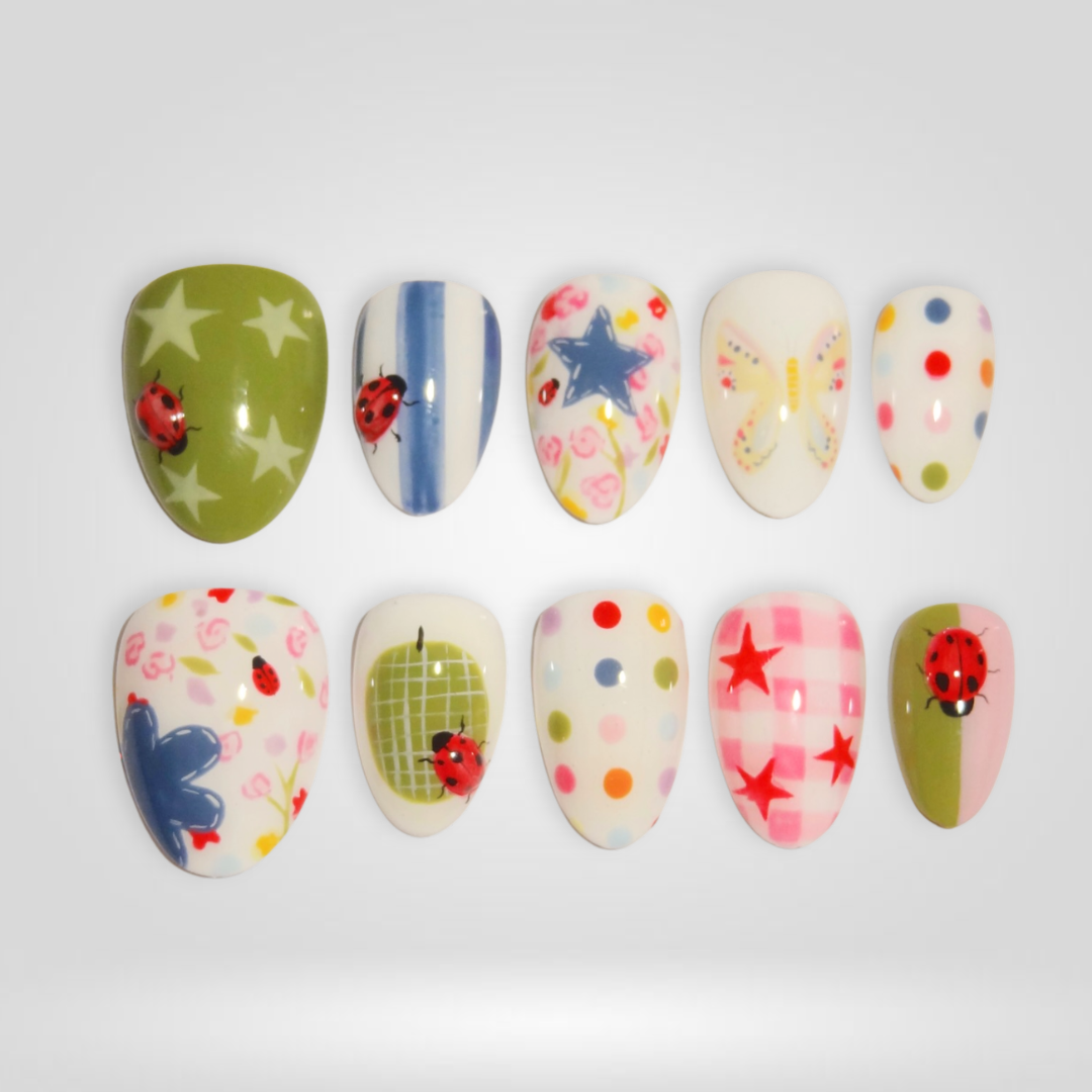 Play Dot press-on nails